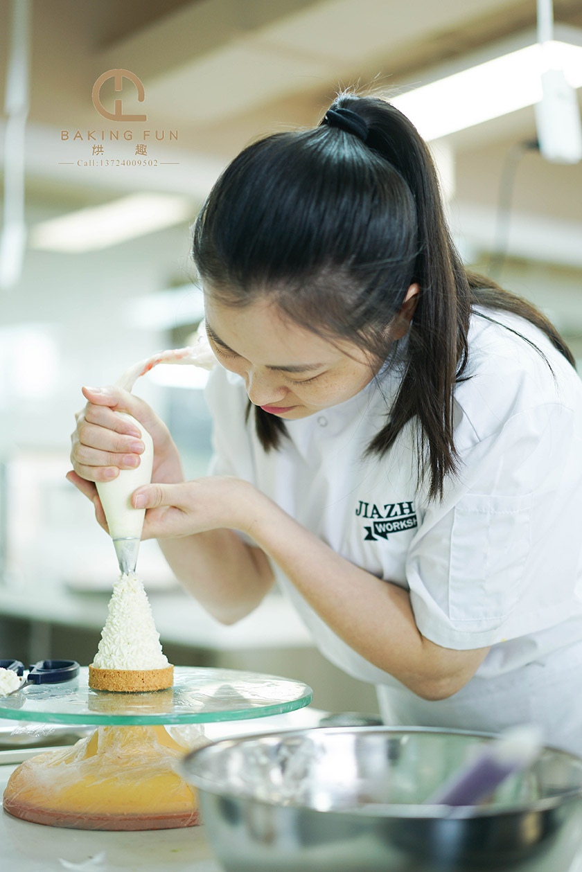 女生學(xué)西點(diǎn)